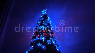 房间里有<strong>一</strong>棵漂亮的圣诞<strong>树</strong>，装饰着<strong>一</strong>个发光的花环和<strong>一颗</strong>星星。 儿童和成人假期。 新